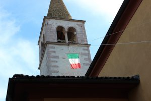 Die italienische Flagge hängt am Kirchturm, wenig später folgt der Kranz.