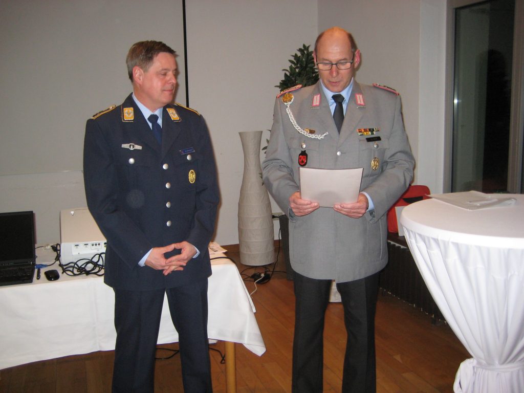 Kreisvorsitzender A. Höll (rechts) ehrte den FwRes A. Schönauer mit der bronzenen Ehrennadel der Kreisgruppe