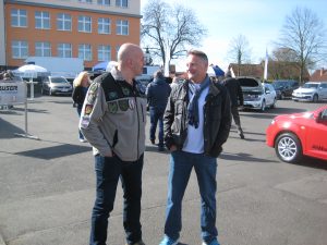 Organisationsleiter Klaus Merklinger (links) im Gespräch mit einem Kollegen aus Köln, der zum Abstecher auf den gekommen war.