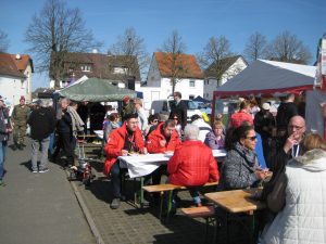 Viele Marktbesucher genossen die Gastfreundschaft der RK Gießen.