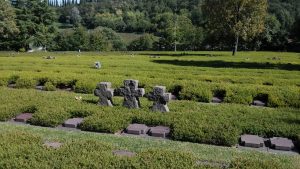 Die Gedenksteine in den Grabfeldern von Costramano wurden gereinigt. (Bild : Minnert)