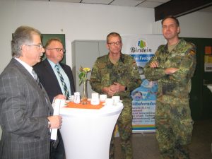 Die Bürgermeister Gottlieb und Schäfer (von links) informierten sich bei Hauptmann Würz und Oberst Zierold über die DSK und die "Gelbe Schleife".