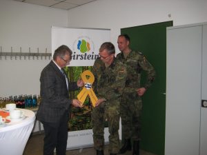 Bürgermeister Gottlieb bekam von den Vertretern der Division Schnelle Kräfte die "Gelbe Schleife" für Birstein.