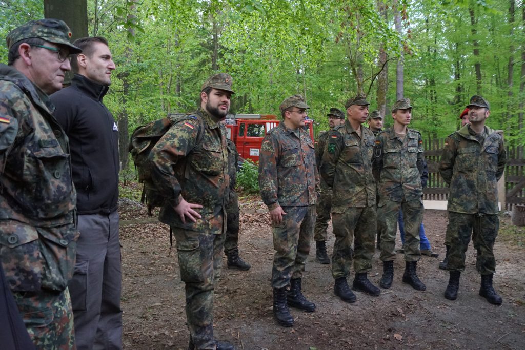 Ein Teil der angetretenen Reservisten der Übung im Wald von Rosbach